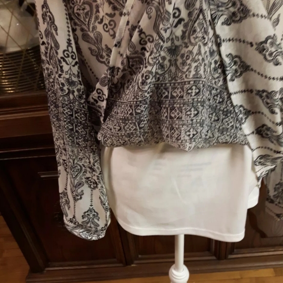 Paisley White and Black Top Size L - Picture 5 of 7